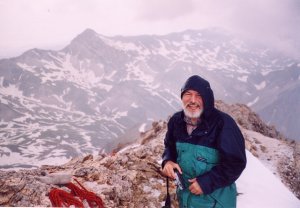 Enea sulla cresta

Ovest del Corno Grande

del Gran Sasso dopo la

sostituzione del libro

di vetta, il 06-06-2003

(15403 bytes)