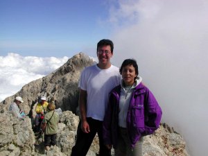 Dario e Erica in cima

alla Vetta Occidentale

del Corno Grande del

Gran Sasso durante la

sostituzione del libro

di vetta, il 19-09-2004

(14956 bytes)