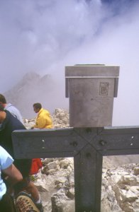 La custodia metallica del

libro di vetta presente

sulla Vetta Occidentale

del Corno Grande - Gruppo

del Gran Sasso - Abruzzo

(costruita e installata in

posto dalla G.M. di Roma)

(11477 bytes)