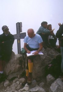 Rocco scrive il proprio

messaggio sul libro di

vetta presente sulla

Vetta Occidentale del

Corno Grande - Gruppo

del Gran Sasso - Abruzzo

(11524 bytes)