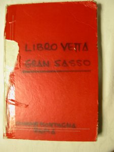 Uno dei libri di vetta

recuperati dalla Vetta

Occidentale del Corno

Grande del Gran Sasso

- Abruzzo

(11723 bytes)