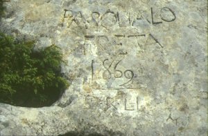 Incisioni sulle rocce

della Tavola dei Briganti

sul Blockhaus - Majella

(18911 bytes)