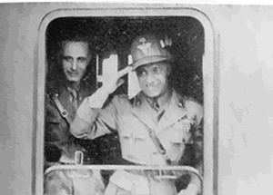Il generale Luigi Reverberi, insieme a Don Carlo Gnocchi,  saluta alla partenza del treno per la Russia